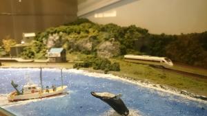 中和葛瑞丝商旅的海豚和水中的船只模型