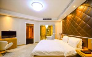 徐州麗枫酒店徐州金鹰购物中心店的卧室配有一张白色大床和电视。