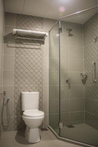 雪邦克拉希克酒店的一间带卫生间和玻璃淋浴间的浴室