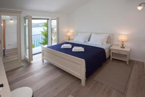 拉扎尼Villa Perun的一间卧室配有一张床,上面有两条毛巾