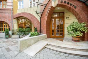 布达佩斯布达佩斯科尔温酒店的前方有两拱门的砖砌建筑