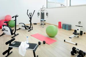 普拉亚德尔瑞伊海滨 - 普拉亚德雷伊高尔夫及海滩度假酒店的健身房设有健身器材和绿色球