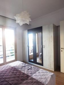 尼亚普拉莫斯Holiday apartment Sombrero的一间卧室配有一张床和一面大镜子