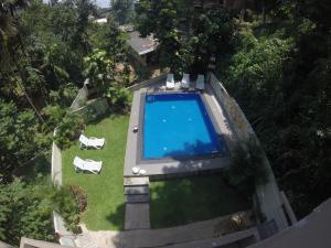 康提康提背包客旅馆的享有庭院游泳池的顶部景色