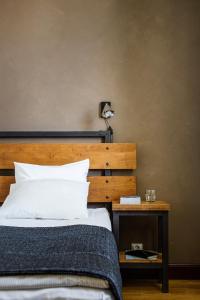 坦佩雷威乐酒店的一间卧室配有一张床和一张边桌