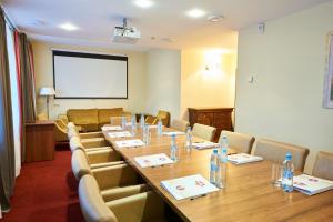 明斯克明斯克维多利亚扎姆科沃伊酒店的一间会议室,配有长桌子和椅子