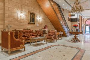 开罗Om Kolthom Hotel的大楼内一个带沙发和椅子的大堂