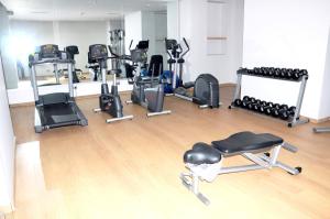 胡塞马绍阿尼酒店（胡塞马湾）的一间健身房,里面设有数个健身器材