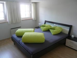 散特Chasa Vidos 270 - Familie Scandella的一间卧室配有一张带两个绿色枕头的床