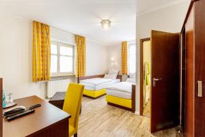 安贝格老城酒店的酒店客房配有两张床和一张书桌