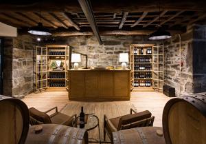 梅桑弗里乌Quinta de S.Bernardo - Winery & Farmhouse的酒窖内带桌椅的品酒室