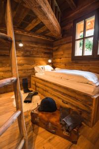 莱德罗Ledro Mountain Chalet的小木屋内一间卧室,配有一张床