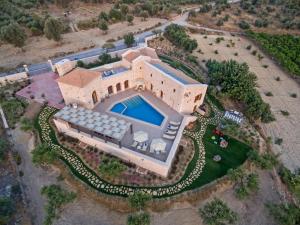 阿斯特里昂Luxury Villa Aria with Pool & Children's Area, 5km to Beach!的享有带游泳池的别墅的顶部景致