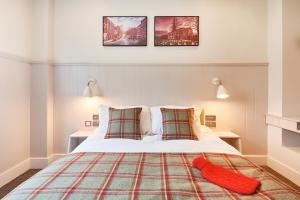 伯明翰圣保尔斯宾馆的一间卧室配有一张红色枕头的床
