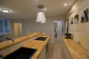 波尔多Esprit Bordelais的厨房配有木制台面和水槽