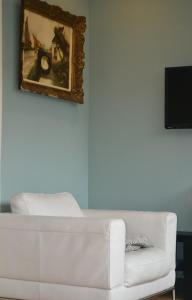 布永Maison D'ide的客厅配有白色沙发和绘画作品