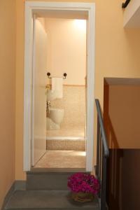 蒙特卡蒂尼泰尔梅吉尔迪穆拉旅馆的客房内设有带水槽和卫生间的浴室