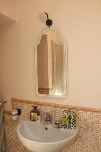 蒙特卡蒂尼泰尔梅吉尔迪穆拉旅馆的一间带水槽和镜子的浴室
