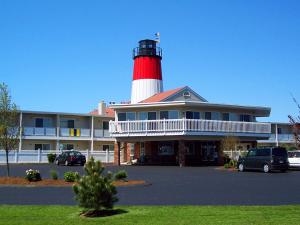 南雅茅斯Riverview Resort, a VRI resort的一座建筑,上面有红白色的灯塔