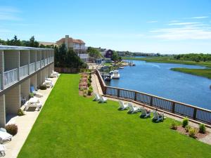 南雅茅斯Riverview Resort, a VRI resort的阳台,带椅子和河流的建筑