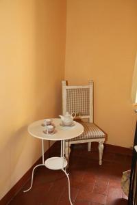 蒙特卡蒂尼泰尔梅吉尔迪穆拉旅馆的小桌子和带茶具的长凳