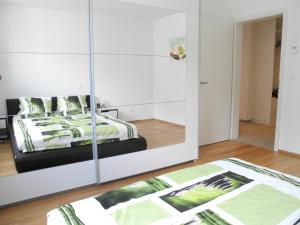 布里格布里格城市公寓的卧室配有大型白色橱柜和1张床