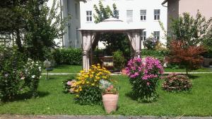 费尔德基希罗瑟格豪斯公寓的花园,花园内有种着花草的凉亭