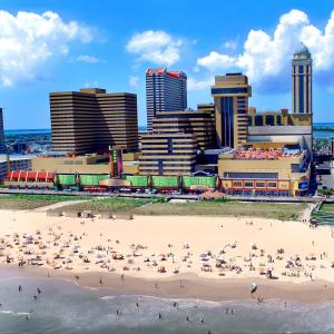 大西洋城康纳赌场和度假酒店的一群人,在城市前的海滩上