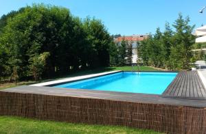 圣托·蒂尔索Equinaturi的一座带砖墙的庭院内的游泳池