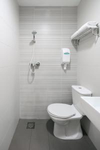 新加坡Value Hotel Nice的白色的浴室设有卫生间和淋浴。