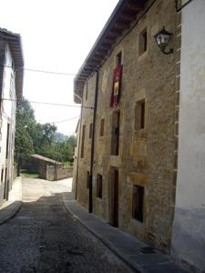 埃斯皮诺萨德洛斯蒙特罗斯Hotel Rural La Casa del Montero的街道上一条拥有石头建筑的小巷