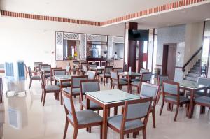 Năm Căn奥赞酒店的用餐室配有桌椅