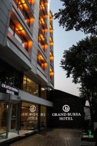 伯萨Grand Bursa Hotel的一座大酒店标志建筑