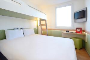 温尼梅茨苏德宜必思快捷酒店的酒店客房设有床和窗户。