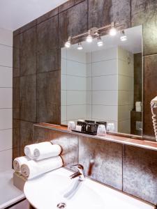 莫尔斯默尔斯凡德瓦克酒店的一间带水槽和镜子的浴室