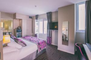 里摩日瑞切里奥贝斯特韦斯特酒店的酒店客房设有床和窗户。