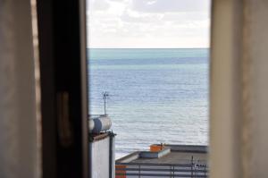 都拉斯Sunrise Hotel Cameria的从窗户可欣赏到海景