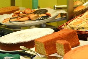 基安奇安诺泰尔梅马提尼酒店的桌上的一大堆不同类型的面包
