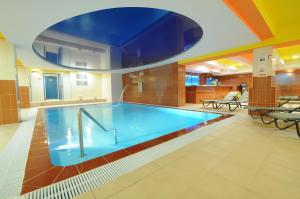 罗斯诺夫·波德·拉德霍斯滕福尔曼旅馆的在酒店房间的一个大型游泳池