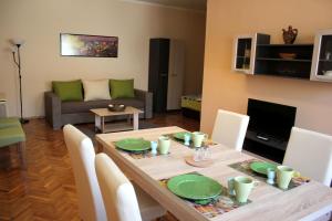 埃格尔Veva Apartman - Eger Magánszálláshely的客厅配有桌子和沙发