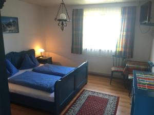 萨尔茨堡豪斯肯恩史托克酒店的一间小卧室,配有床和窗户