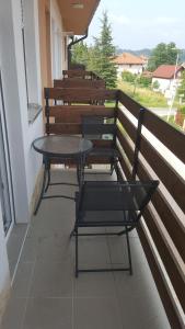 Gornja ToplicaApartment Krstin Banja Vrujci的阳台配有桌椅