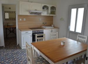 米库洛夫乌比托瓦尼罗姆度假屋的厨房配有桌子、水槽和炉灶。
