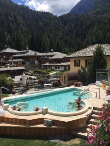 尚波吕克Hotel Relais Des Glaciers - Adults Only的山地度假村的游泳池