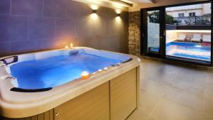 斯普利特Villa M的一个带两个游泳池的房间的按摩浴缸