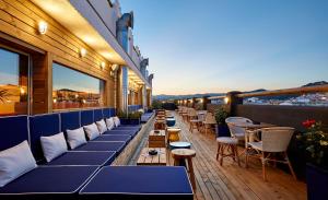 罗列特海岸Delamar 4*Sup-Adults only (18+)的阳台餐厅,配有蓝色的桌椅