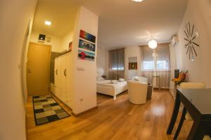 贝尔格莱德Maja Apartment的客厅配有沙发和桌子。