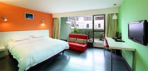 广州广州市白宫酒店的一间卧室配有一张床、一张书桌和一台电视。
