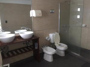 科尔多瓦林克科尔多瓦旅馆的浴室配有2个盥洗盆、卫生间和淋浴。