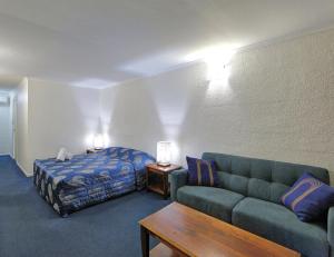 班达伯格亚历山德拉公园汽车旅馆的客厅配有沙发和1张床